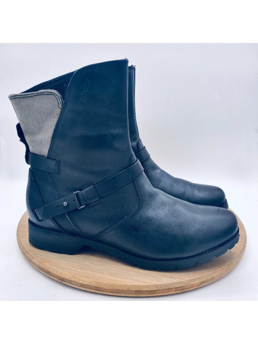 Teva Boots Womens 8.5 Black Leather Ankle Harness Waterproof Hiking